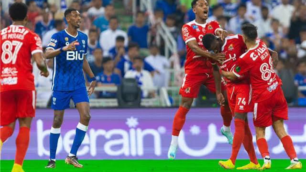 ‎شخص يقدم عانية زواج لعريس بطريقة غريبة .. فيديو