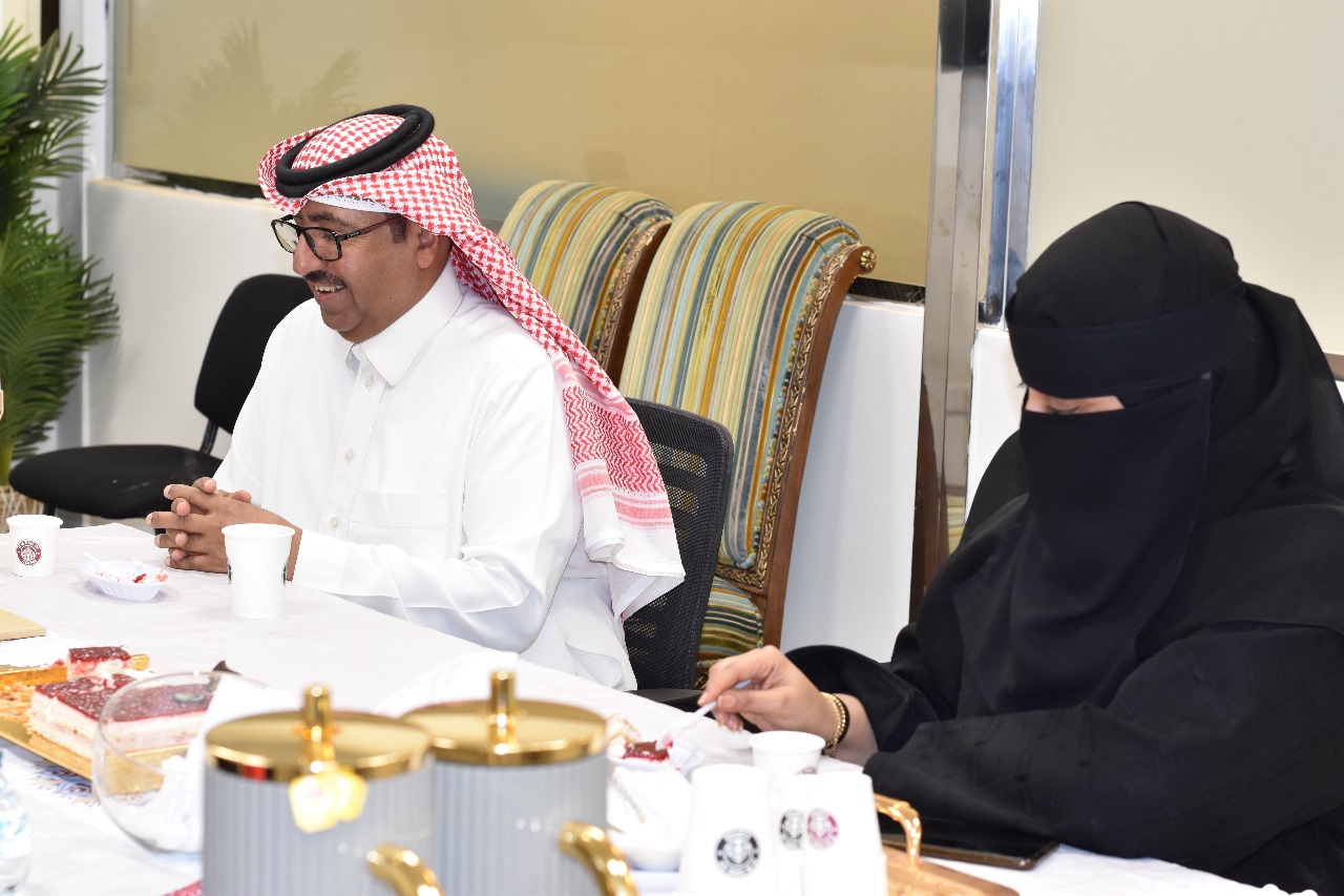 مركز تعارفوا يُعيد المياه لمجاريها لزوجين طلبا الإصلاح والزوجين يزوران المركز ويقدمان الشكر لرئيس المركز والمرشدة الاسرية