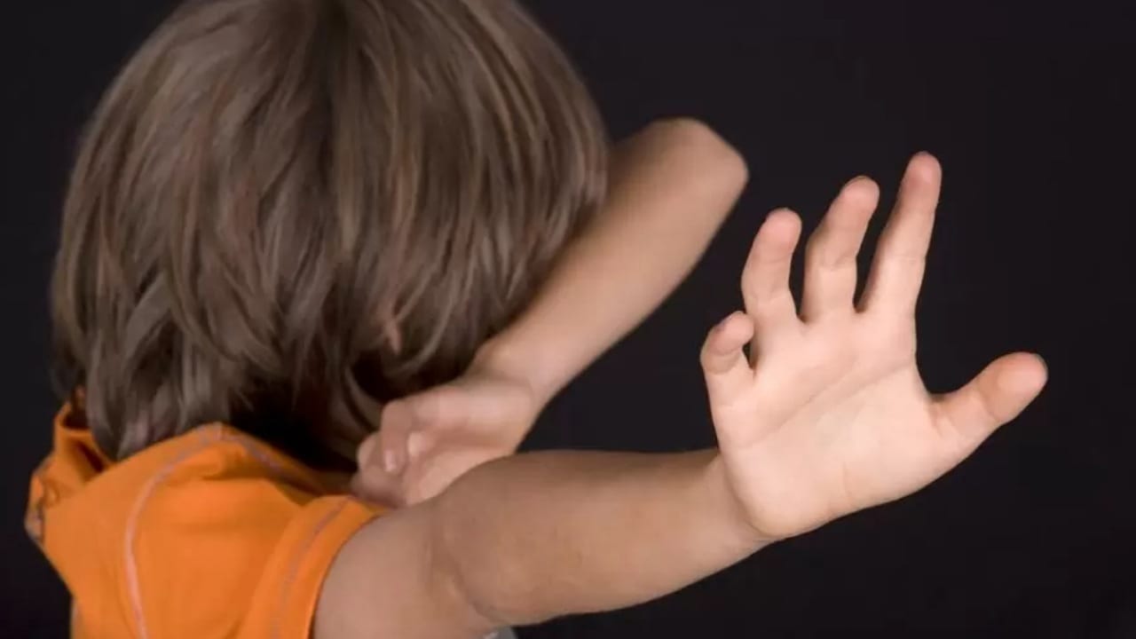 غرق أرضية ملعب أولد ترافورد خلال لقاء مانشستر يونايتد وآرسنال .. فيديو