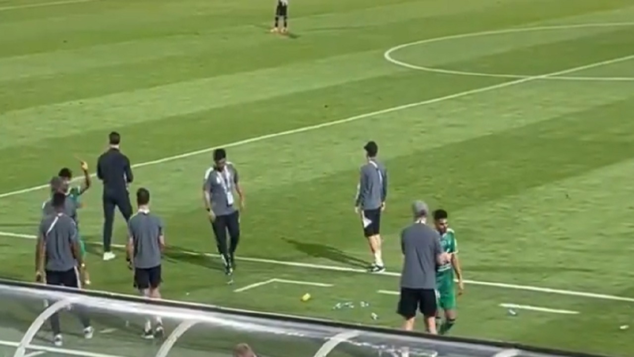 استياء رياض محرز بعد استبداله في مواجهة الشباب .. فيديو