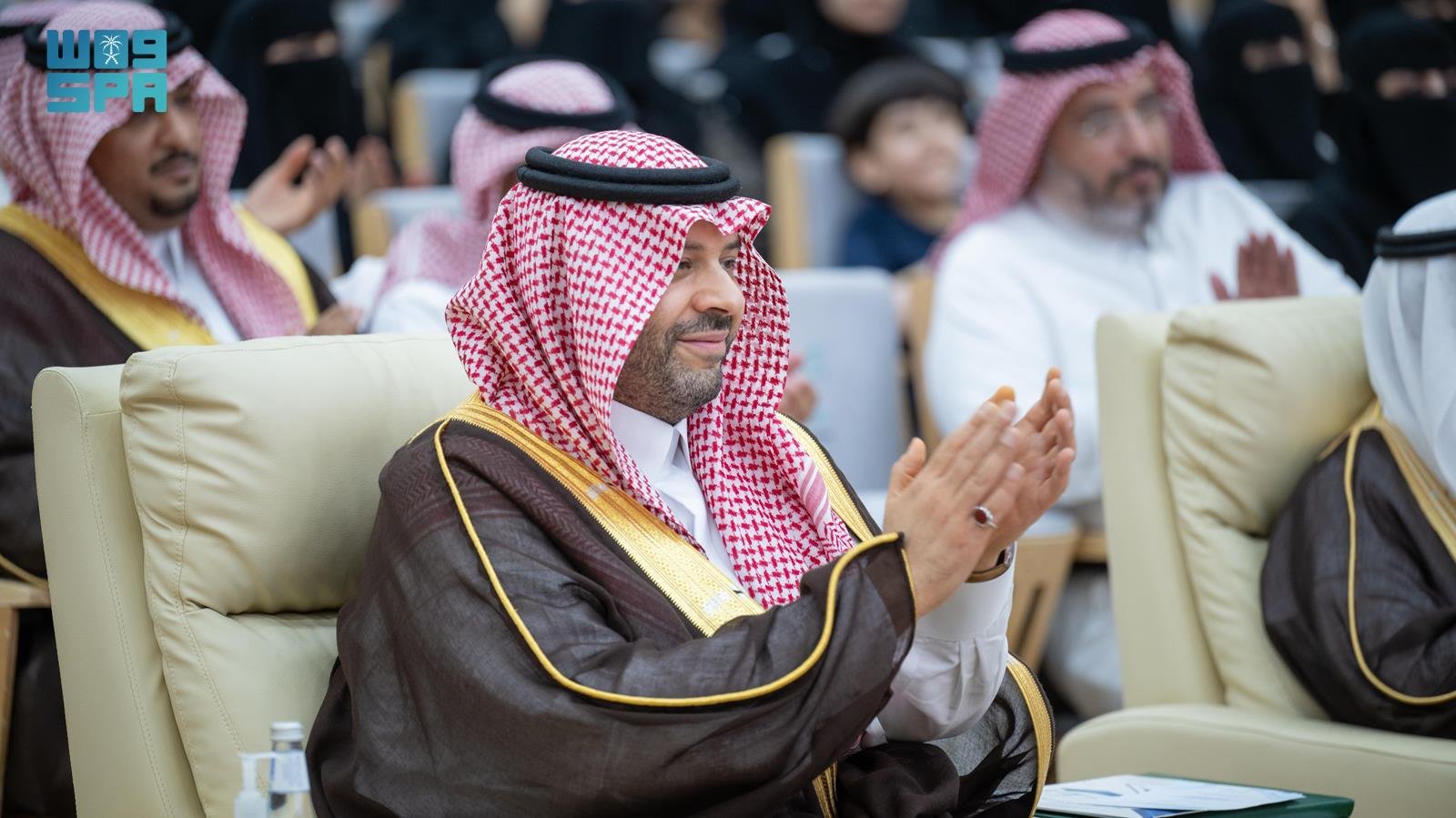 الأمير فيصل بن خالد بن سلطان يكرم أوائل الطلاب والطالبات المتفوقين في تعليم الحدود الشمالية