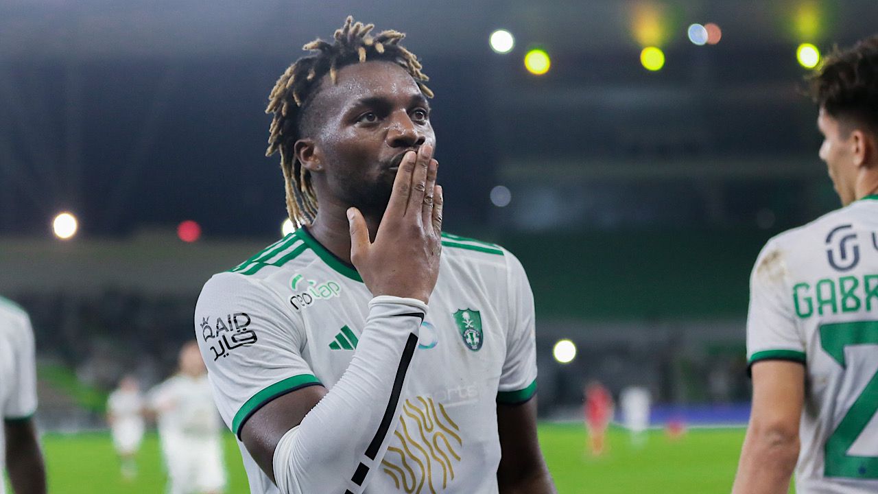 رونالدو يساعد الموظفين في حمل لوحة سقطت في الملعب خلال مواجهة الاتحاد .. فيديو