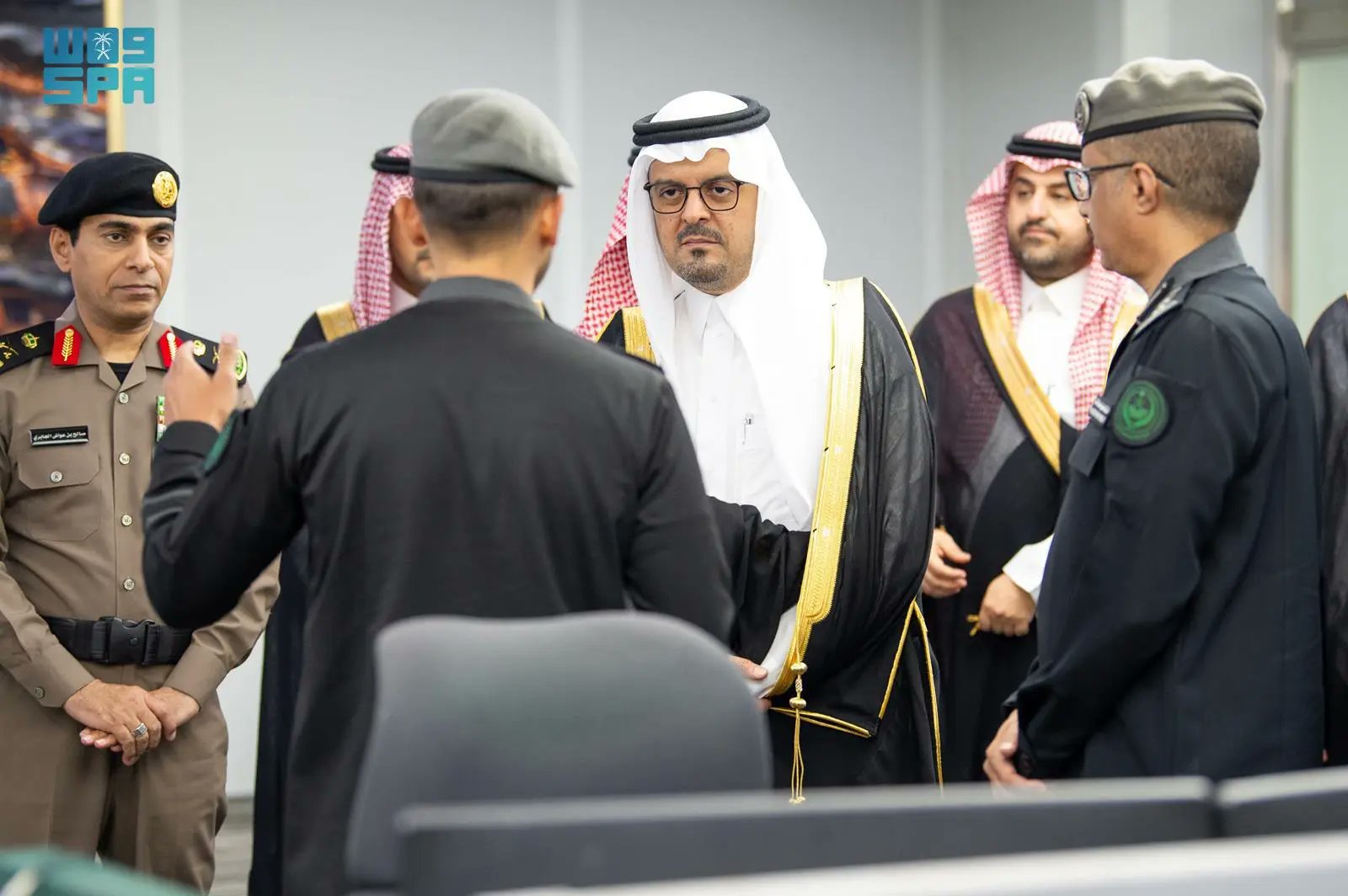 نائب أمير منطقة مكة المكرمة يزور مركز العمليات الموحد