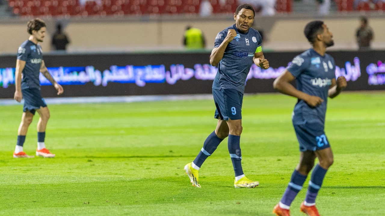 لاعبو النصر يقيمون ممر شرفي لـ رونالدو .. فيديو