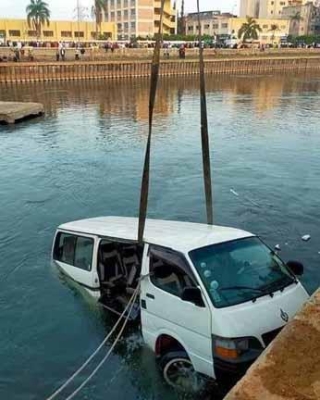 وفاة 15 فتاة في حادث غرق باص بمصر