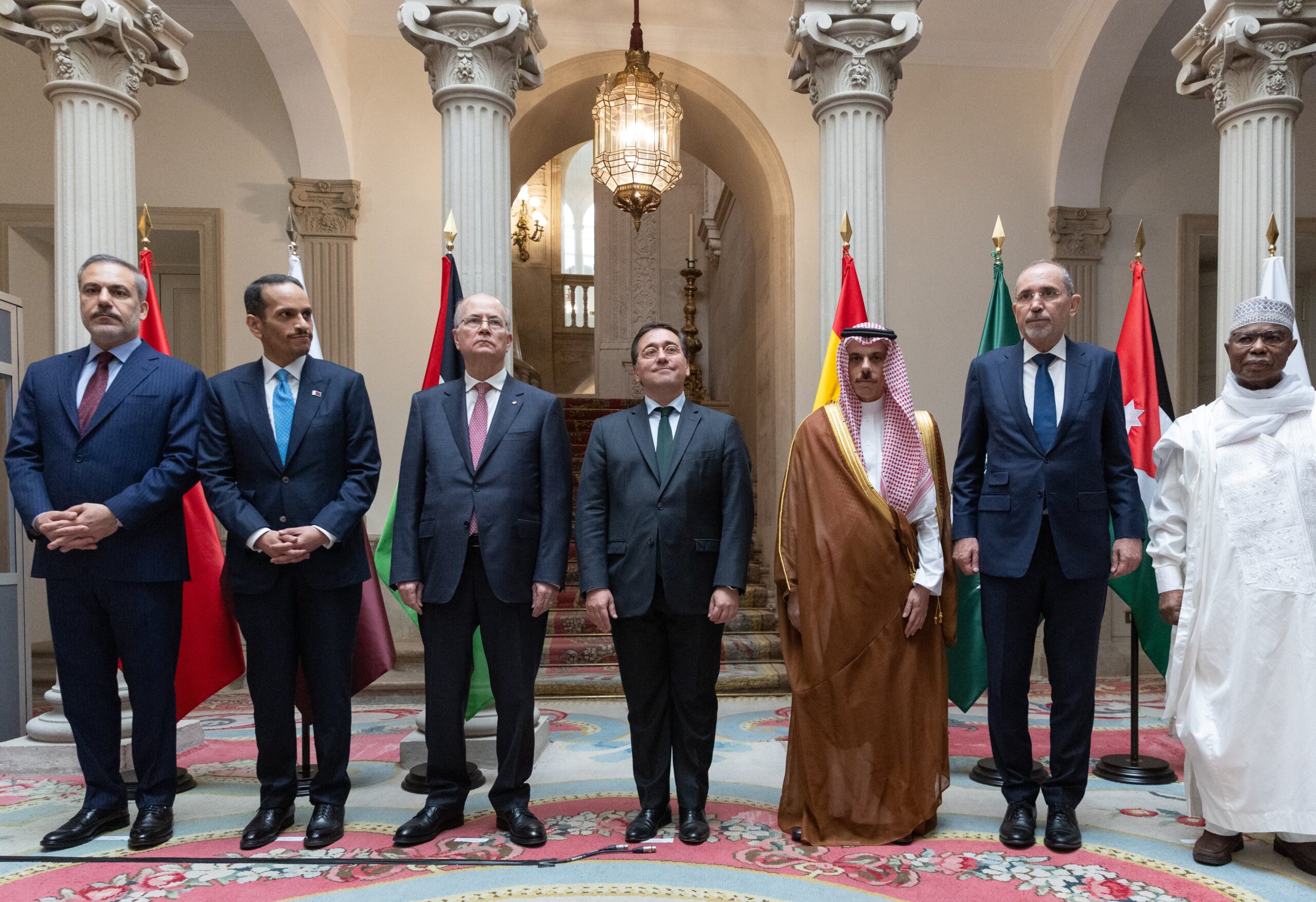 وفد اللجنة الوزارية المكلفة من القمة العربية الإسلامية الاستثنائية المشتركة بشأن التطورات في قطاع غزة يعقدون جلسة مباحثات رسمية مع وزير الخارجية الإسباني