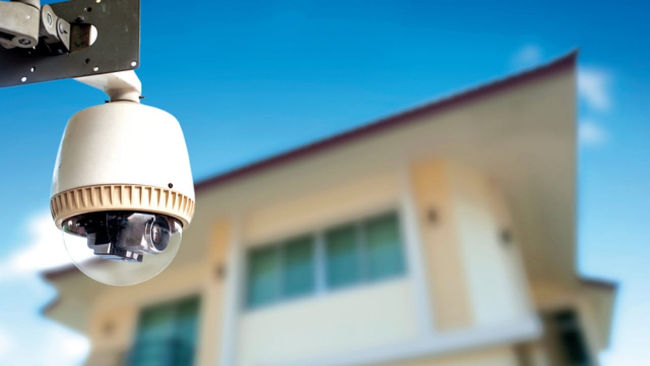 واقعة غريبة .. نادي يطرد مدربه ويستبدله بطبيب الفريق خلال المباراة