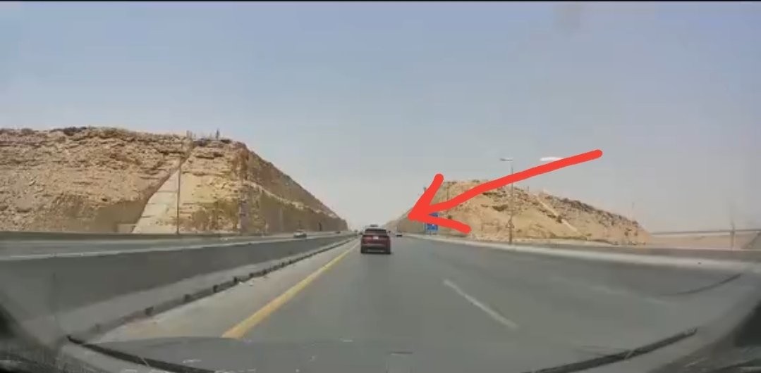 ‏بالفيديو .. فتاة توثق تعرضها لحادث قوي بعد أن تفاجأت بسيارة أخرى متوقفة بمنتصف الطريق ❗️