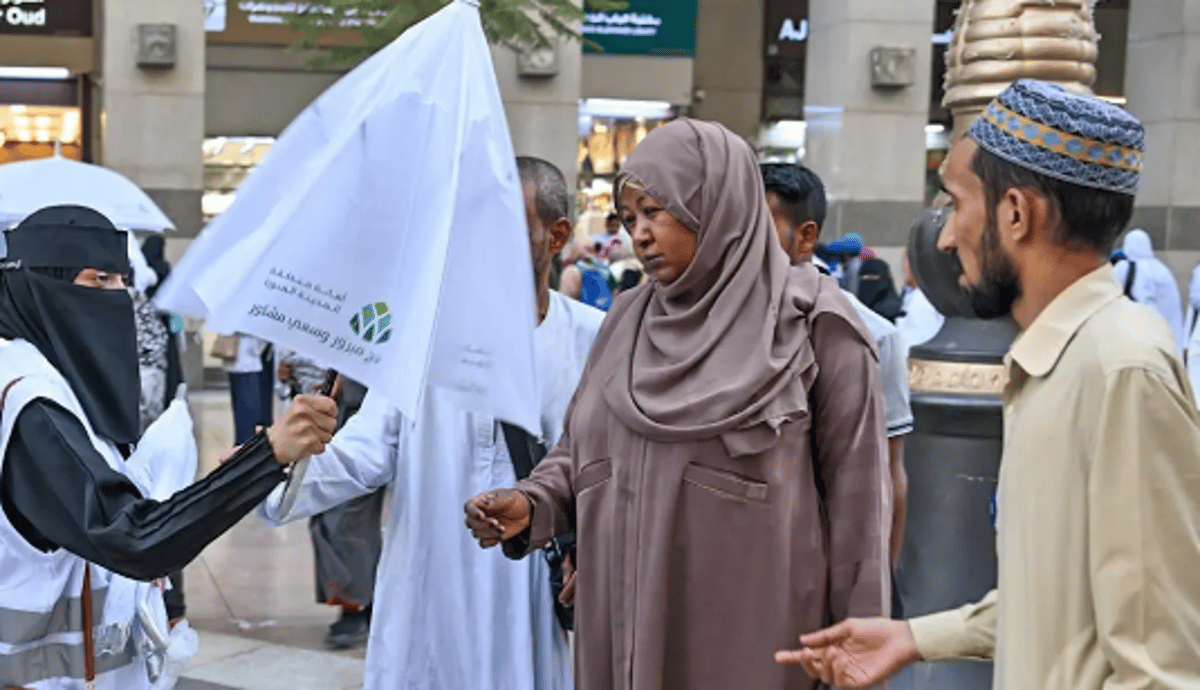 أمانة المدينة المنورة تطلق مبادرة لتوزيع المظلات على الحجاج وزوار المسجد النبوي