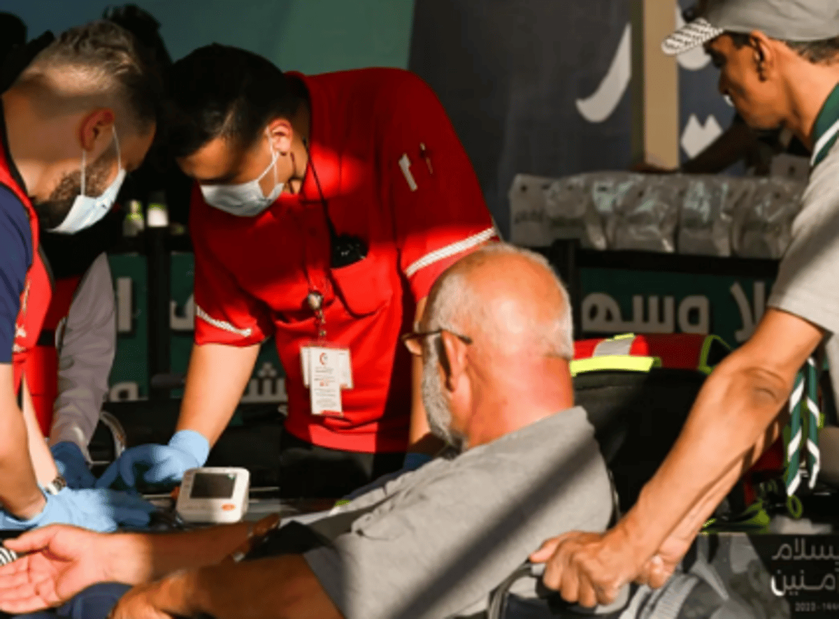 الهلال الأحمر بتبوك يقدم خدماته لضيوف الرحمن بمنفذ حالة عمار