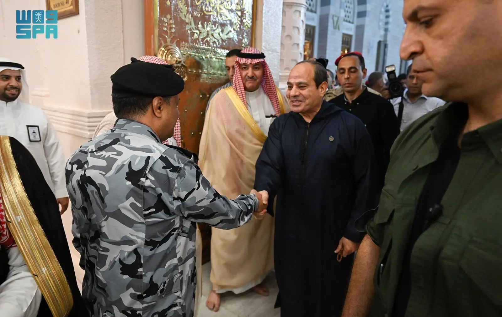 الرئيس المصري يزور المسجد النبوي