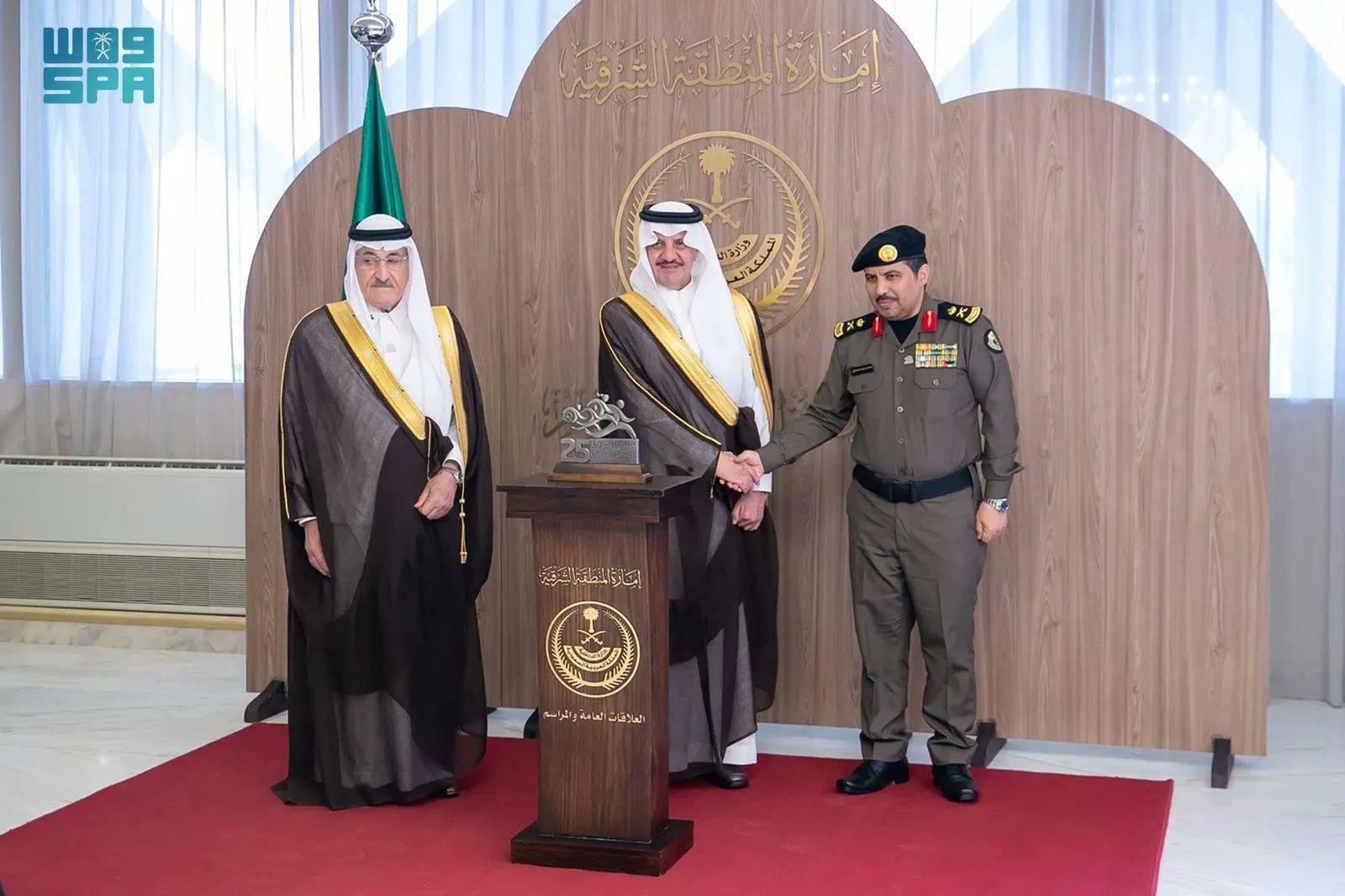 أمير الشرقية يكرّم الداعمين لسباق الجري الدولي 25