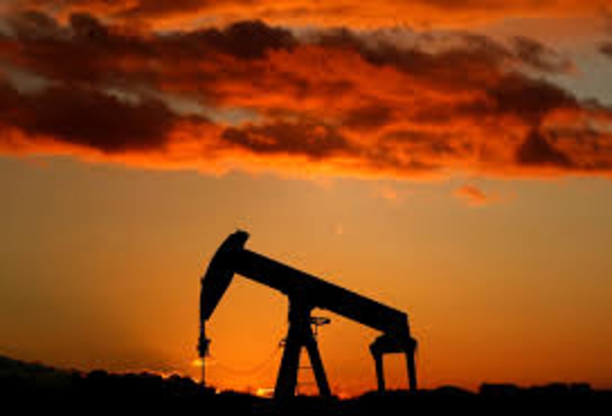 النفط يهبط أكثر بسبب مخاوف من ارتفاع الإمدادات