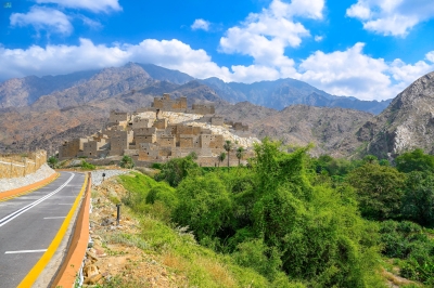 'قرية ذي عين الأثرية'.. جمال أخّاذ يأسر الألباب