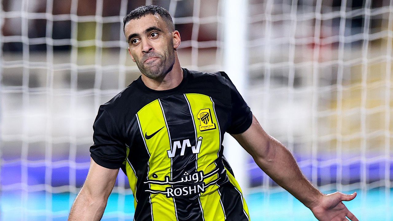 إعلامي اماراتي يصفق لرئيس الهلال فهد بن نافل على الهواء .. فيديو