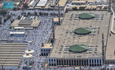 سماء عرفات.. روحانية الموقف