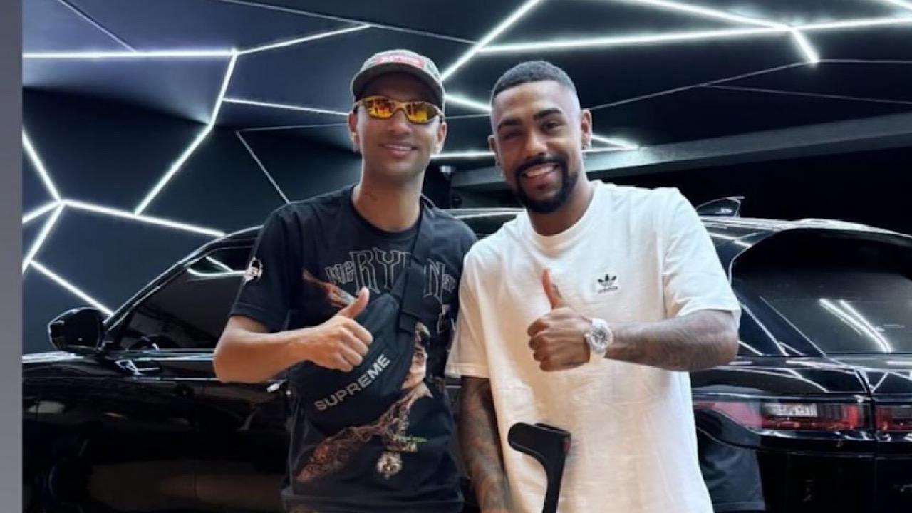 مالكوم على العكازات في أحدث ظهور له