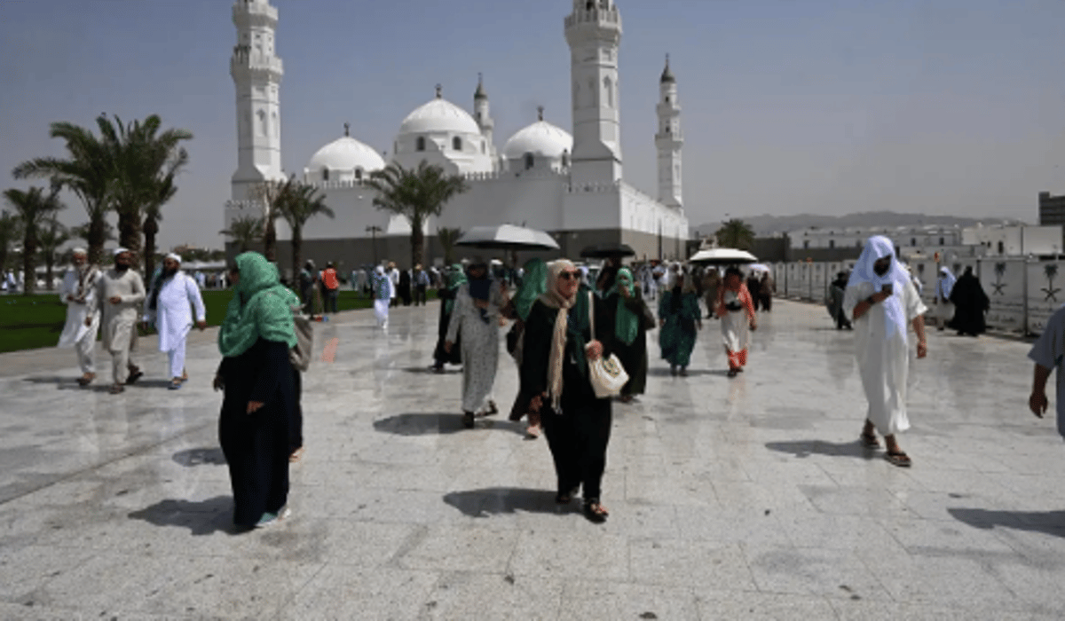 فيديو| حجاج بيت الله الحرام يتوافدون إلى مسجد قباء بعد زيارتهم المسجد النبوي