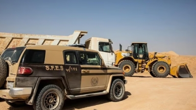 إيقاف مخالفَين لاستغلالهما الرواسب بتبوك