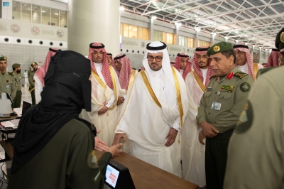 نائب أمير مكة يتفقد العمل بصالات الحج
