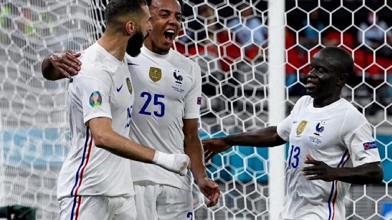 سيدة تدلك قدم زوجها بسبب تعبه المفاجئ أثناء السعي .. فيديو