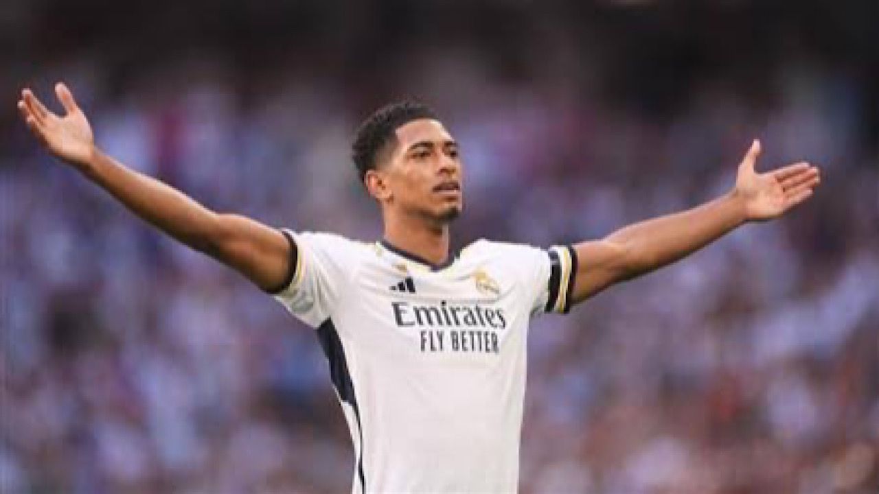 كوليبالي يتبادل الحديث مع الحجاج بسعادة خلال تأديته فريضة الحج .. فيديو