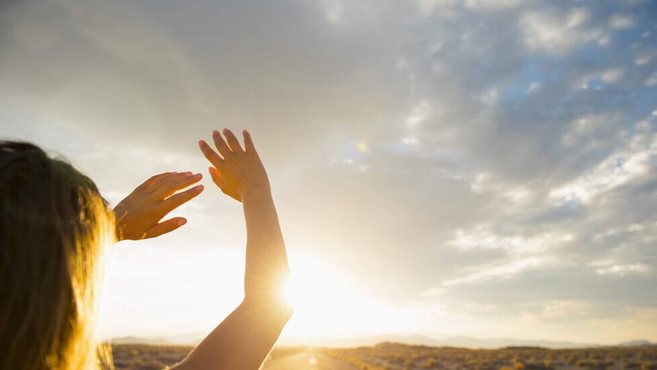 اختصاصي في علوم الأورام يكشف مخاطر بودرة التلك على جسم الإنسان.. فيديو