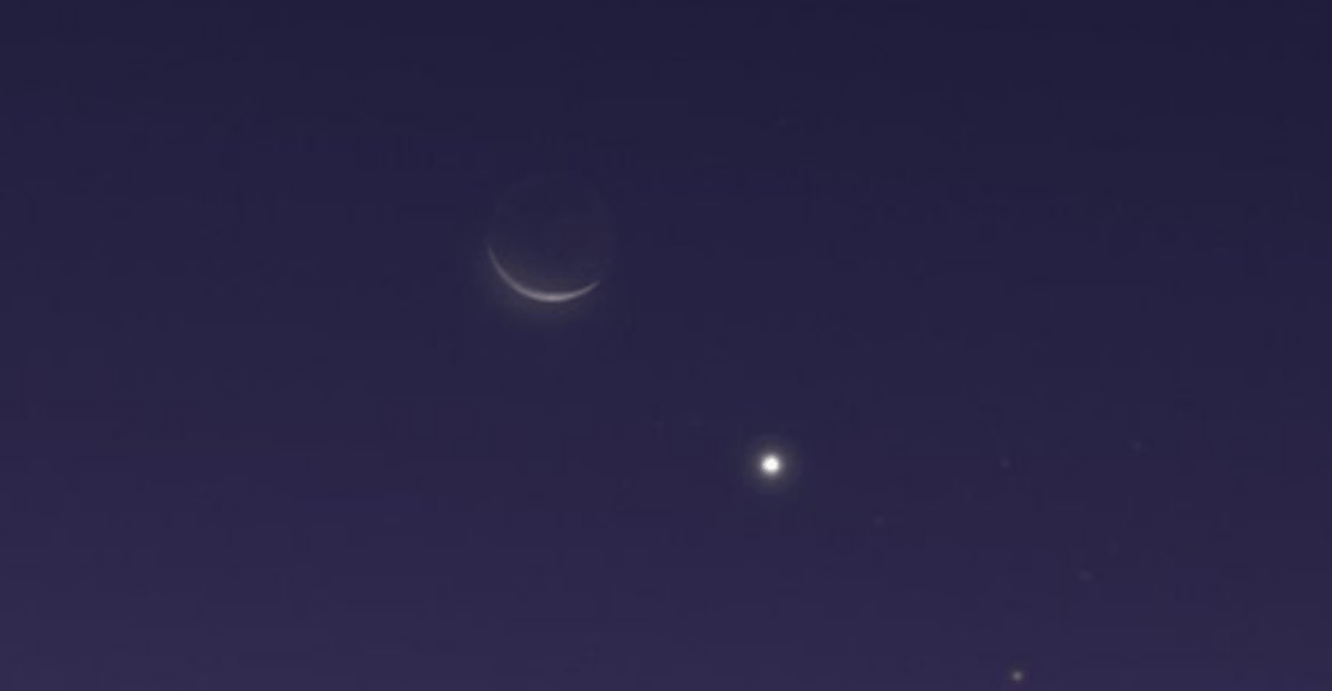 رصد اقتران هلال القمر المتناقص بكوكب المشتري بسماء السعودية 