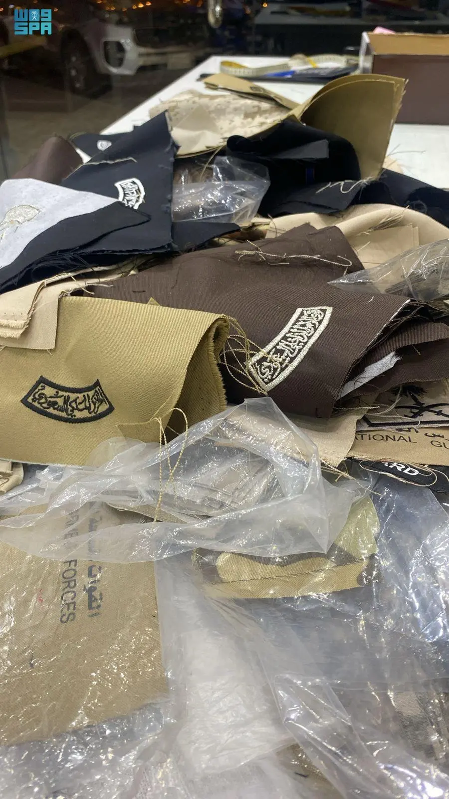 اللجنة الأمنية بإمارة الرياض تضبط 1500 رتبة وشعارات عسكرية مخالفة