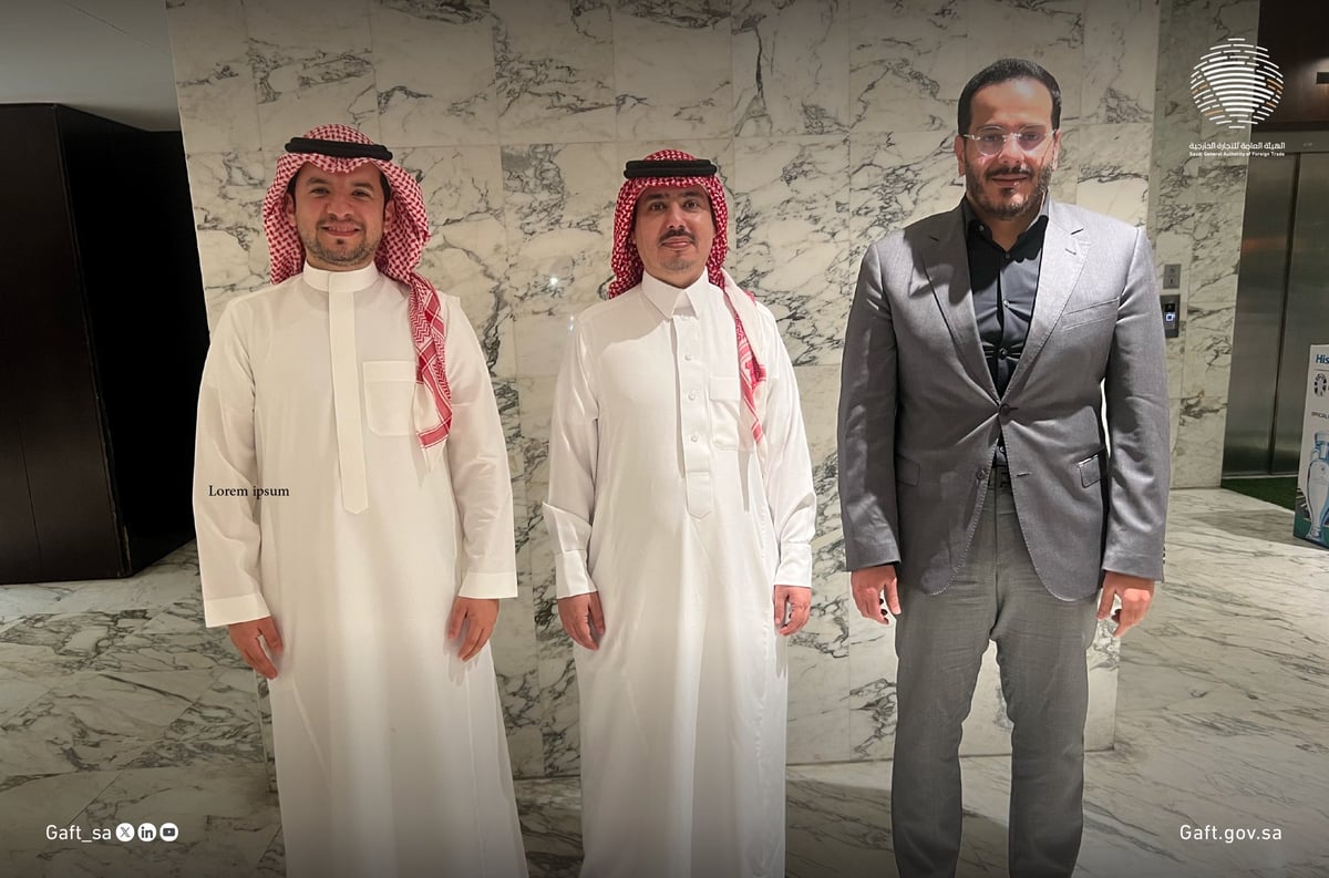 الملحق التجاري السعودي يشارك في معرض دار السلام الدولي ويبحث تعزيز التعاون