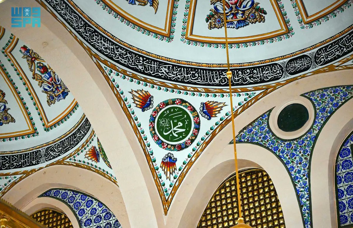 آيات قرآنية وخطوطُ مذهّبة تزيّن قباب وأساطين وأعمدة الروضة الشريفة