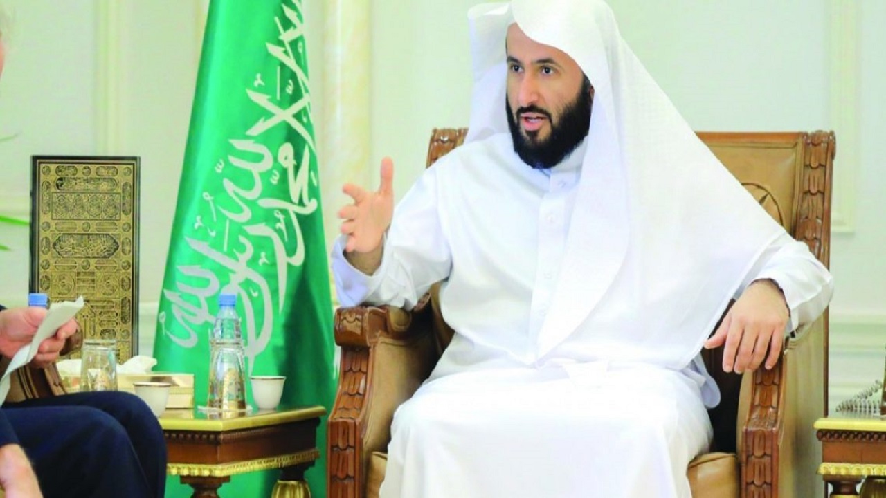 الحزم يمدد عقد مدربه