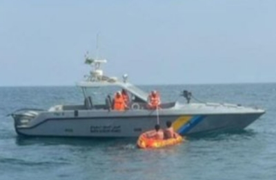 إنقاذ مواطنين تعطل قاربهما في عرض البحر