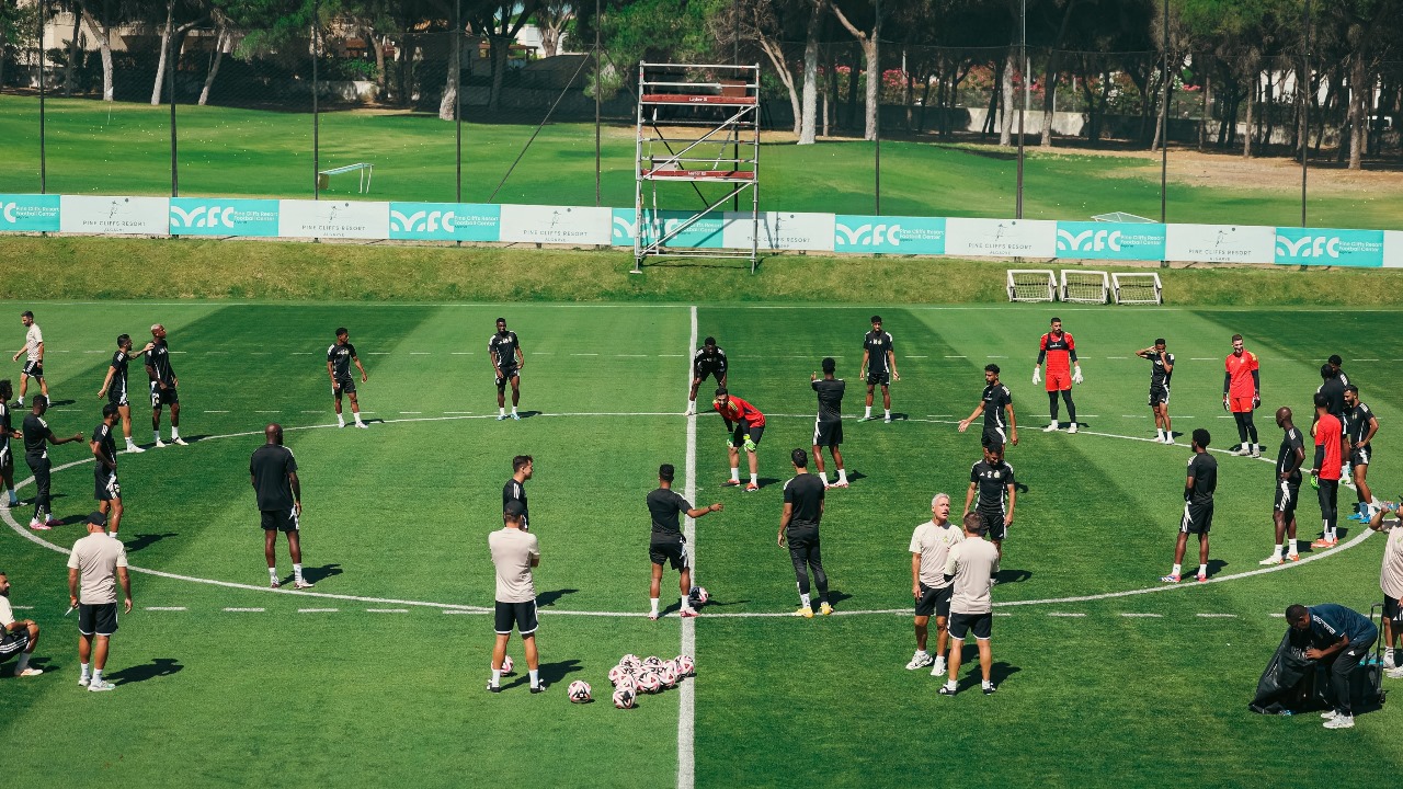 لاعبوا الأهلي ينتظمون في التدريبات الجماعية اليوم