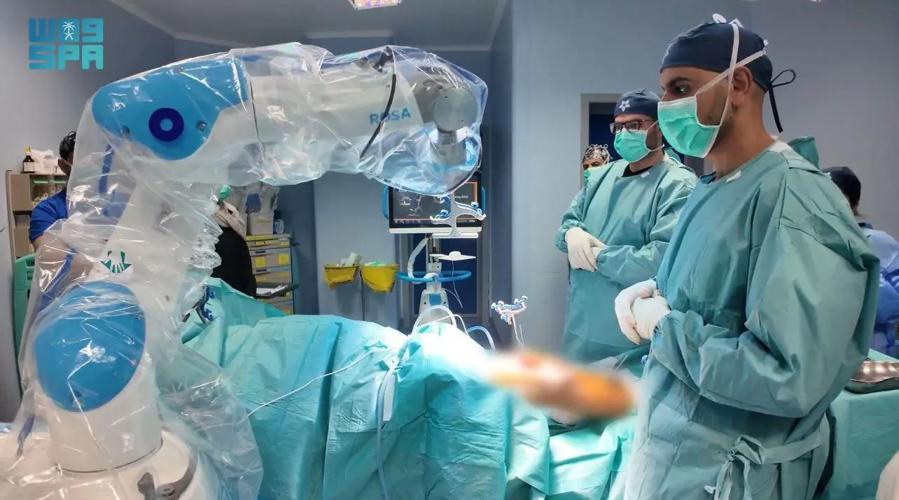مستشفى الأمير متعب بالجوف يجري أول جراحة لاستبدال مفصل الركبة باستخدام الروبوت الآلي على مستوى المناطق الشمالية