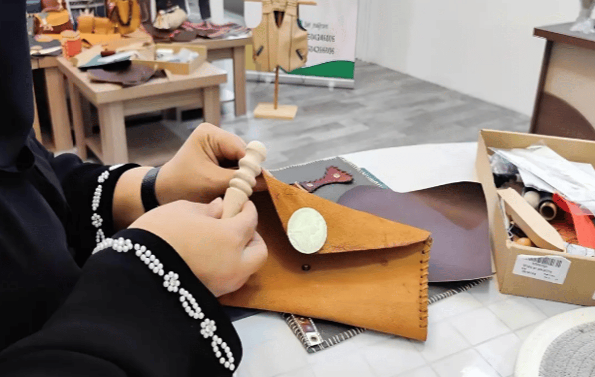 الصناعات الجلدية.. موروث شعبي يعبر عن الحرفية والأصالة في نجران