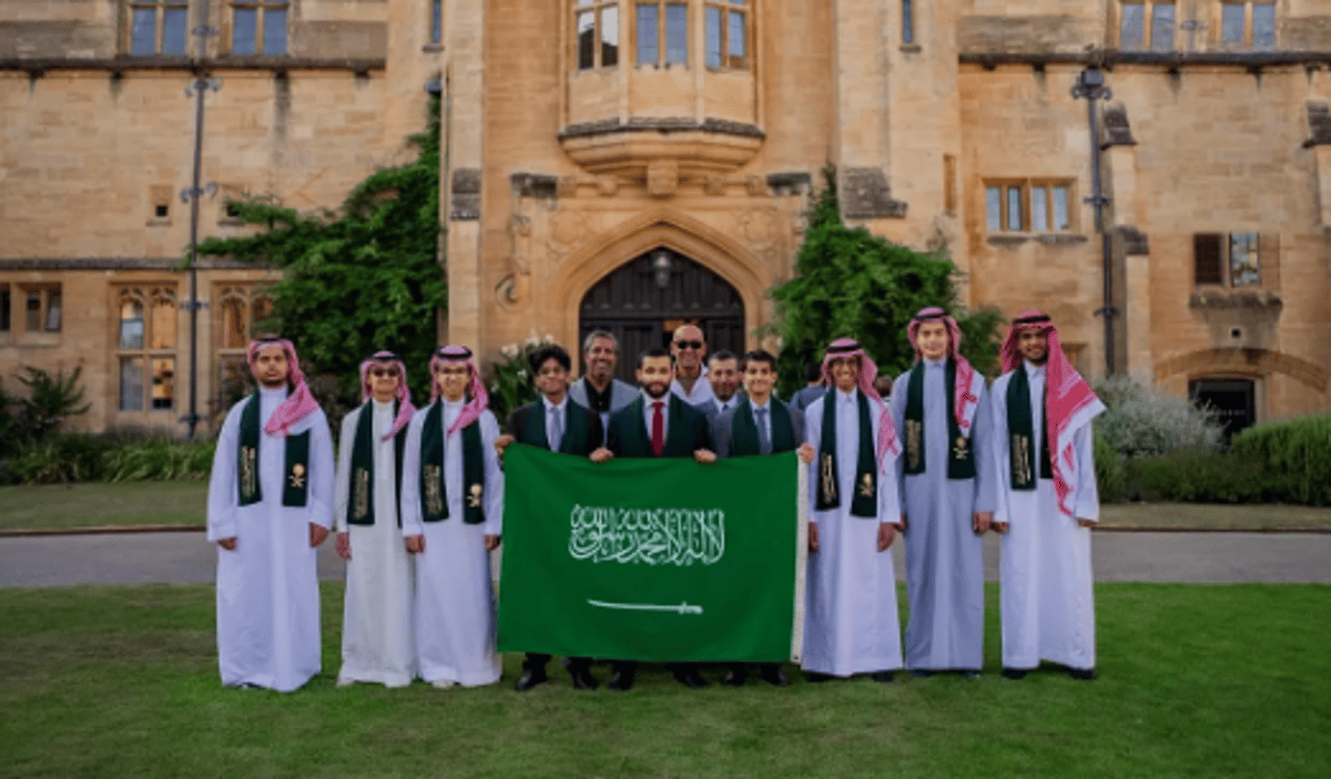 الفائزون بذهبية أولمبياد "أذكى" يختتمون مشاركتهم في برنامج جامعة أكسفورد