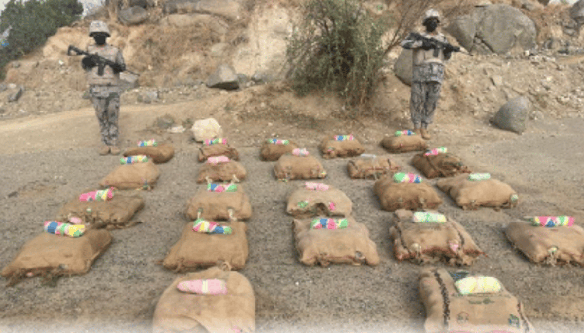 القبض على 3 مخالفين لنظام أمن الحدود بعسير لتهريبهم 440 كيلوجرامًا من القات 