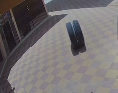 نجاة موظف بأعجوبة من إطاري شاحنة انفصلا عنها