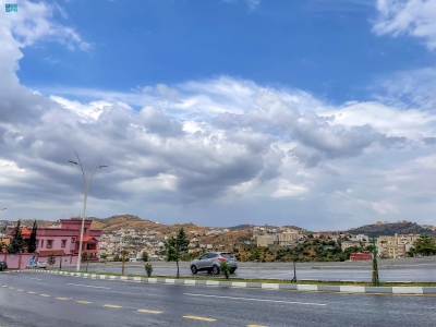 الغيوم وزخّات المطر يشكلان لوحة فنية بالباحة