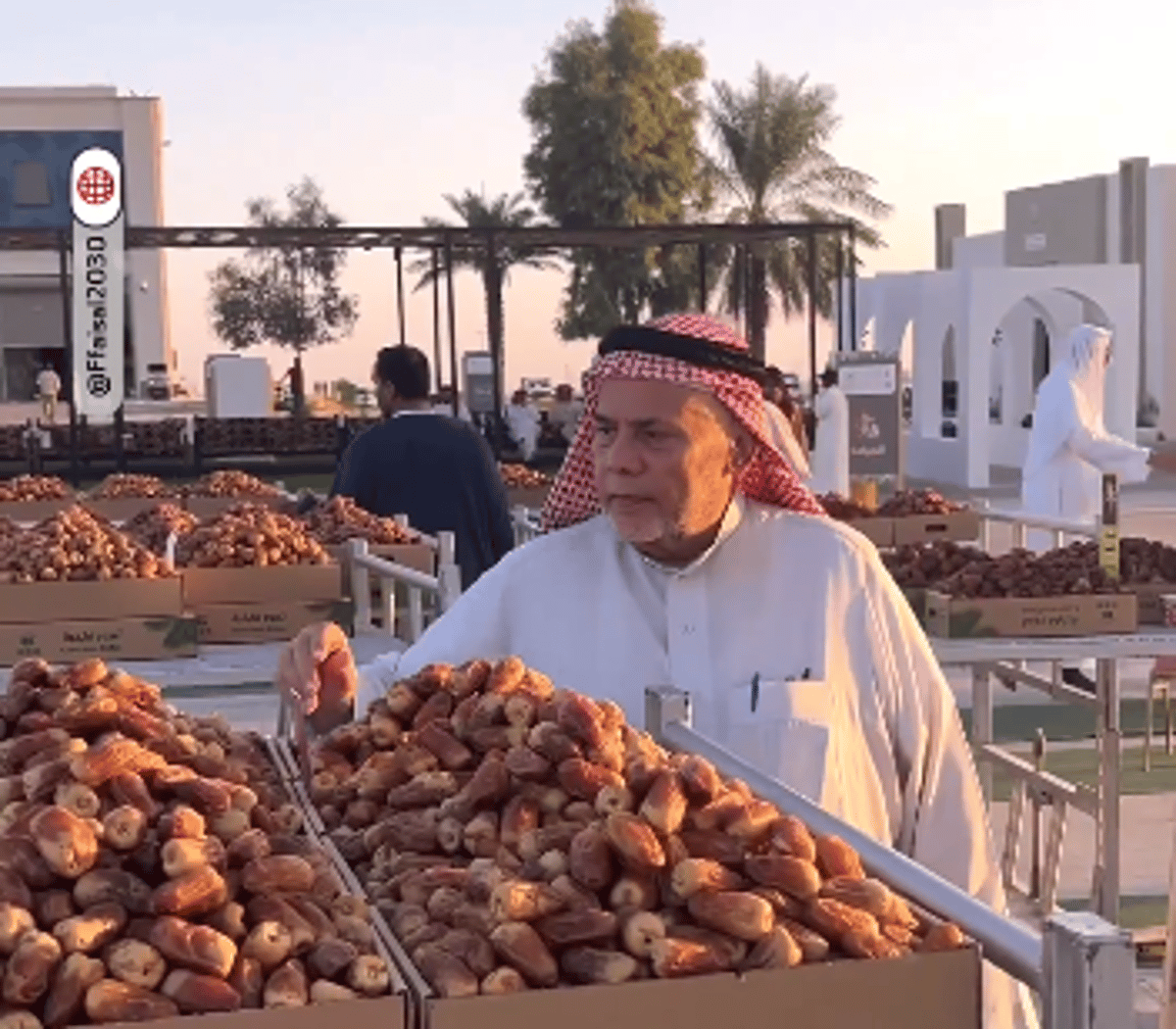 عبدالعزيز الحربي.. قصة تجاوزت 25 عاما في تجارة التمور