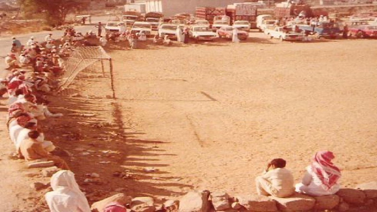 لاعب النصر السابق ‘بيتروس’ يصدم سيارة مشجع هلالي.. فيديو