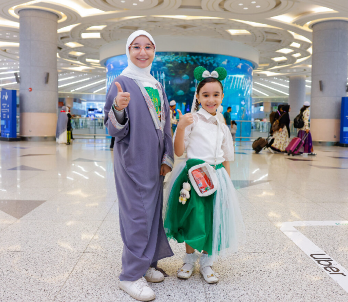 بالعرضة السعودية والأغاني الوطنية.. مطار الملك عبد العزيز يحتفل باليوم الوطني 94 مع المسافرين