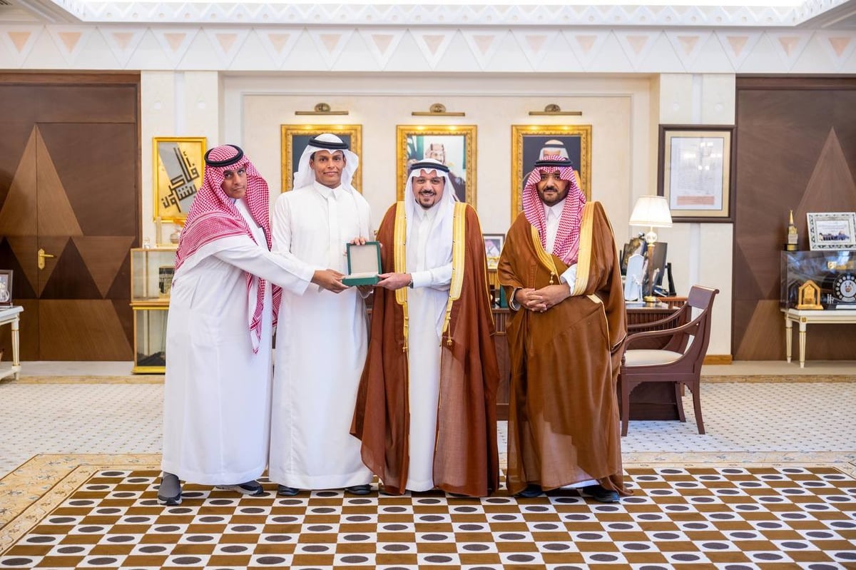 أمير القصيم يكرّم مواطنا لتبرعه بكليته لطفلة دون معرفة مسبقة