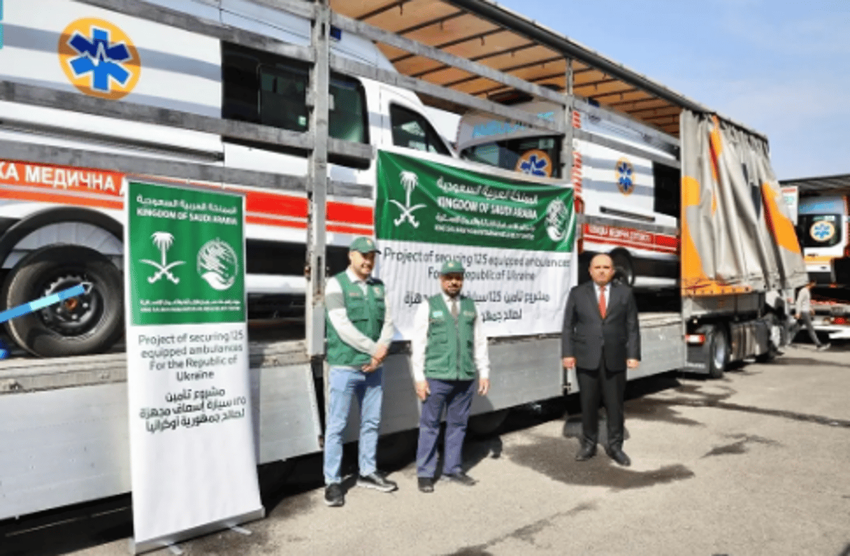 مركز الملك سلمان للإغاثة يسلّم 25 سيارة إسعاف لوزارة الصحة الأوكرانية