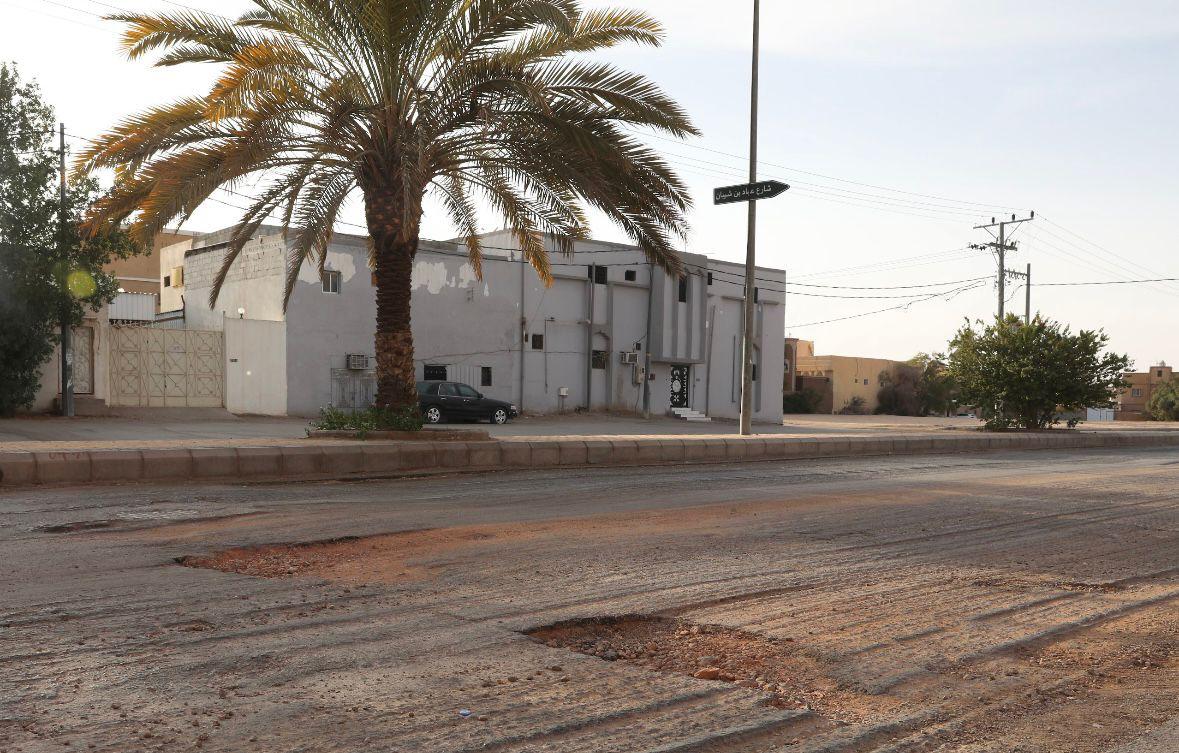 “الحفر” تتربص بسيارات المارة.. والبلدية كمن “كحلها فأعماها”..