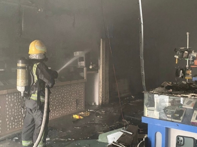 إخماد حريق في محال تجارية بالرياض