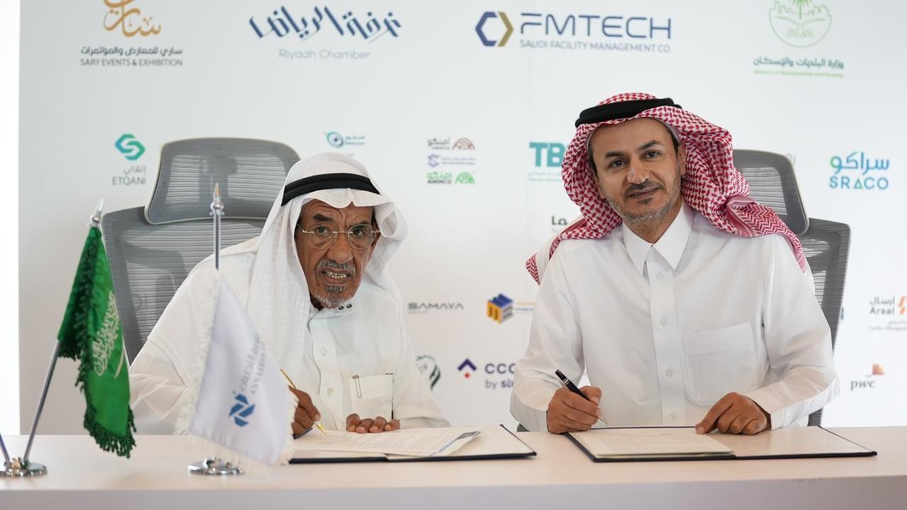 نجاح كبير للمؤتمر والمعرض الدولي لإدارة المرافق 2024 برعاية كريمة من معالي وزير البلديات والإسكان الأستاذ ماجد بن عبدالله الحقيل اختتمت فعاليات المؤتمر والمعرض الدولي لإدارة المرافق 2024، والذي أقيم في مدينة الرياض خلال الفترة من 8 إلى 10 سبتمبر و شهد المعرض حضورًا قياسيًا من المهنيين والخبراء في مجال إدارة المرافق، حيث تجمع أكثر من 5000 من الزوار والمشاركين من مختلف الدول. كان لحضور معالي محافظ الهيئة العليا للأمن الصناعي المهندس عالي بن محمد الزهراني وسعادة الرئيس التنفيذي للهيئة العامة للعقار المهندس عبدالله بن سعود الحماد لحفل التدشين بمعية معالي وزير البلديات والإسكان الأثر الكبير وذلك تمثيلا لبعض الجهات الحكومية المؤثرة في صناعة إدارة المرافق. تضمن المعرض مجموعة متنوعة من الفعاليات، بما في ذلك ورش عمل متخصصة، ومحاضرات من خبراء بارزين، وعروض تقديمية في علوم وصناعة وتطورات ادارة المرافق وأحدث الابتكارات في قطاع إدارة المرافق. كما تم عرض مجموعة واسعة من المنتجات والخدمات التي تلبي احتياجات القطاع حاليا وفي المستقبل المنظور ، مما ساهم في تعزيز التعاون بين القطاعات الحكومية والشركات والمستثمرين وملاك الأصول . وأكد رئيس مجلس إدارة جمعية إدارة المرافق م. عايض بن عوض القحطاني في تصريح له: “نحن فخورون بنجاح المعرض في عامه الأول وهذا يدل على أهمية القطاع. لقد كان منصة مثالية لتبادل الأفكار والخبرات، وتعزيز الشراكات التجارية، وفتح آفاق جديدة لتطوير قطاع إدارة المرافق.” كما شهدت الفعاليات إقبالاً كبيرًا على الجلسات الحوارية واوراق العمل ، حيث شارك الحضور في مناقشات مثمرة حول التحديات والفرص في إدارة المرافق، مما يعكس أهمية هذا المجال في تحسين الأداء واستدامة المنشآت. وفي ختام المعرض، أعرب المشاركون عن تقديرهم للجهود المبذولة في تنظيم هذه الفعالية، مؤكدين أنها كانت فرصة مثمرة للتواصل والتعلم من الخبراء والممارسين في القطاع. وكذلك افاد جميع الرعاة والمشاركين في المعرض بأنه تم الوصول لأكثر من مستهدفاتهم من المشاركة عطفا عن توقيع العديد من الاتفاقيات المتبادلة خلال الحدث والتي تجاوزت ٣٠ اتفاقية. يُذكر أن المؤتمر والمعرض الدولي لإدارة المرافق يُعدّ الأول من نوعه في هذا المجال، ويهدف إلى تعزيز المعرفة والتعاون بين مختلف الجهات المعنية، مما يسهم في تطوير أفضل الممارسات في إدارة المرافق