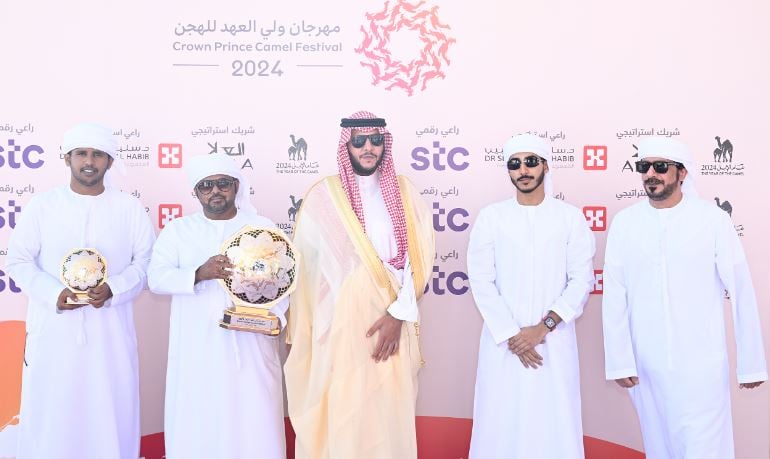 السعوديون يسيطرون على كؤوس مهرجان ولي العهد للهجن