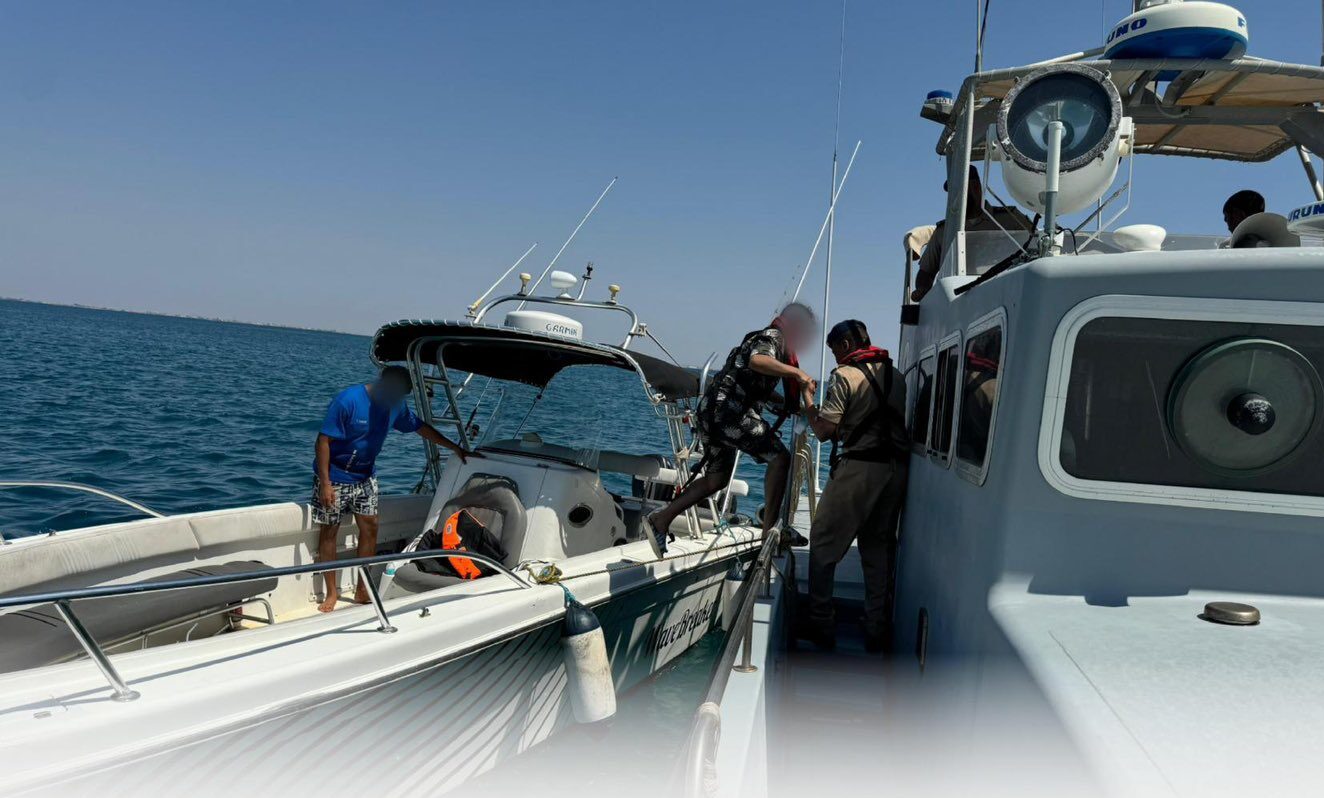 حرس الحدود بمنطقة مكة المكرمة ينقذ 5 مواطنين علقت واسطتهم البحرية بمحافظة جدة